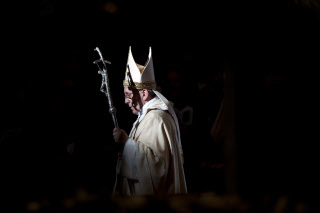 François tenant la férule pontificale