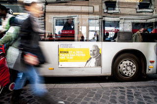 Portrait du pape Jean XXIII sur un bus