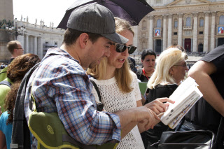 Des touristes place Saint-Pierre à Rome