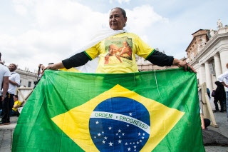 Femme tenant un drapeau brésilien