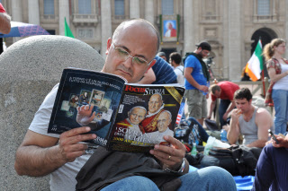 Un homme lit un magazine