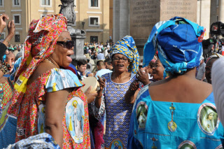 Un groupe de femmes d'origine africaine chantant 
