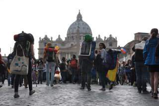 Canonisations, arrivée des pèlerins place Saint-Pierre