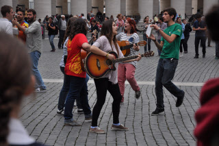 Un groupe de jeunes chantant et dansant