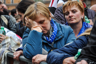 femme fatiguée attend le début de à la cérémonie
