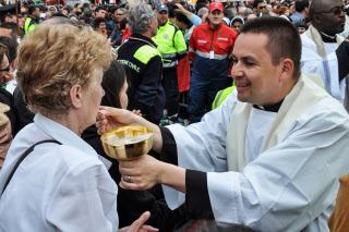 Une fidèle reçoit la communion