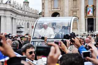 Le pape François salue la foule de pèlerins