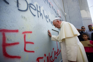 Le pape François devant le mur de séparation