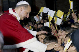 Paul VI bénissant des enfants