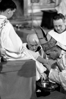  Paul VI lave les pieds d'un enfant 