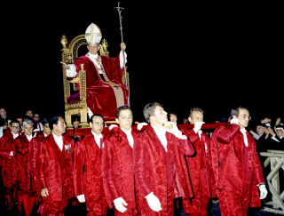 Paul VI porté en procession sur la Sedia Gestatoria
