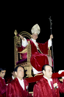 Paul VI porté en procession sur la Sedia Gestatoria
