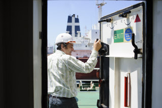 Le père Bruno Lery, un prêtre sur les pétroliers