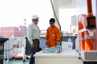 Le père Bruno Lery, un prêtre sur les pétroliers