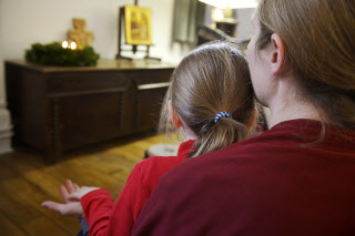 Mère et enfant en prière