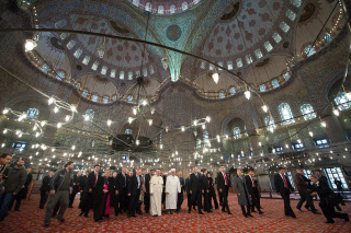 Le pape François visite la moquée Bleue à Istanbul
