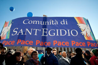 Des membres de la communauté  de Sant'Egidio saluent le pape