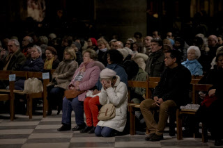 Hommage Charlie Hebdo à Notre-Dame de Paris