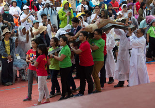 Le pape Francois avec les jeunes philippins à Saint Thomas, Manille.