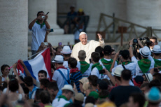 Le pape François rencontre des servants de messe