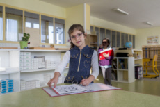 Enfants, réfugiés irakiens, scolarisés à l'école Montessori de Salvert, France