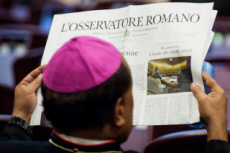 Synode sur la famille. Un évêque lisant "L'Osservatore Romano"