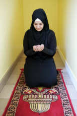 Jeune musulmane faisant la prière