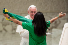 Le pape François plaisantant avec une jeune brésilienne