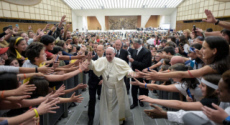 Le pape François rencontre des collégiens, reçus en audience au Vatican