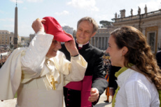 Le pape Benoît XVI reçoit en cadeau la casquette des JMJ 2011