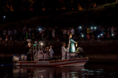 Fête de Noantri, procession de la Madone du Fleuve sur le Tibre à Rome, Italie.