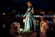 Fête de Noantri, procession de la Madone du Fleuve sur le Tibre à Rome, Italie.