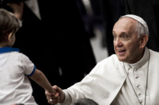 Le pape François serre la main d'un enfant
