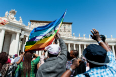 Un groupe de pèlerins assistant à la prière de l'Angélus au Vatican.