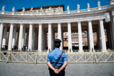 Sécurité au Vatican, un policier surveillant la place Saint Pierre.