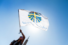 Jeune femme tenant le drapeau de l'Action catholique italienne.