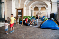 Tentes de sans abri sous le portique de la basilique des Saints Apôtres à Rome