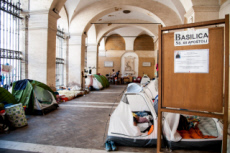 Tentes de sans abri sous le portique de la basilique des Saints Apôtres à Rome