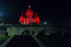 Basilique du Sacré-Cœur à Paris, illuminée en rouge par l'AED.
