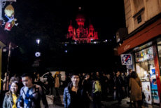Basilique du Sacré-Cœur à Paris, illuminée en rouge par l'AED.