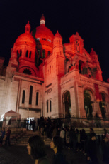 Basilique du Sacré-Cœur à Paris, illuminée en rouge par l'AED.