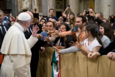 Le pape François et des jeunes présents dans la basilique Sainte Marie Majeure de Rome