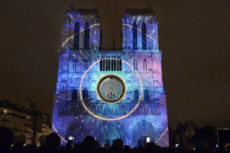 Centenaire de la première guerre mondiale, son et lumière à Notre-Dame de Paris.