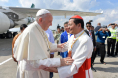 Voyage apostolique du pape François en Birmanie. Le pape François et le Card. Charles BO