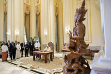 Voyage apostolique du pape François en Birmanie. Le pape et le  président de la république.