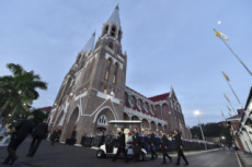 Voyage apostolique du pape François en Birmanie. Le pape arrive à la cathédrale Ste Marie à Rangoun.
