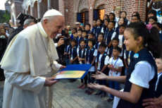 Voyage apostolique du pape François en Birmanie. Le pape accueilli par des enfants.