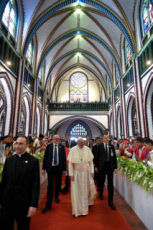 Voyage apostolique du pape François en Birmanie. Messe, cath. Ste Marie à Rangoun