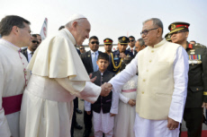Voyage apostolique du pape François en Bangladesh. Accueilli par le président Abdul HAMID
