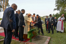 Voyage apostolique du pape François en Bangladesh. Pape au Mémorial des martyrs à Savar